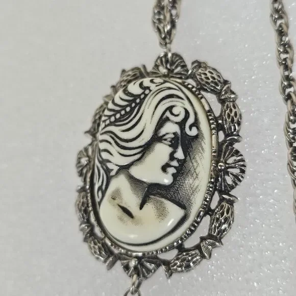 1970s Resin Cameo Black White Pendant Necklace Tassel Silver Tone Vintage - Picture 5 of 14